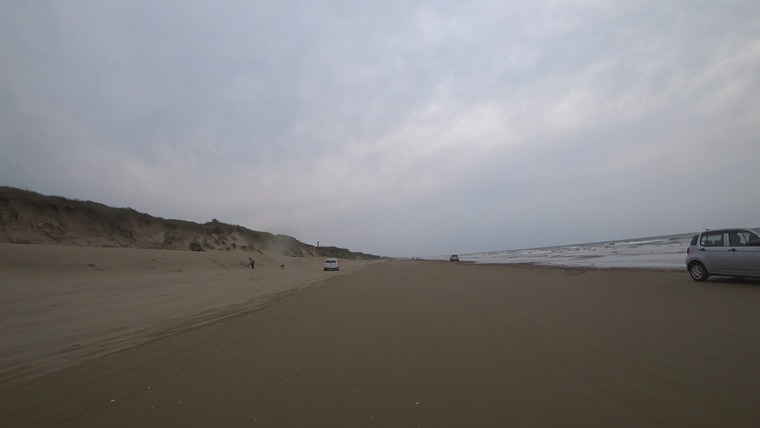 国内で唯一砂浜をドライブできる全長約8kmの長い海岸。無料です