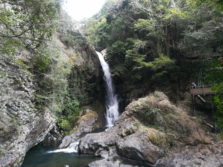 釜滝（かまだる）は、高さ約22メートル・幅約2メートル。七滝の中で2番目に大きい滝。 釜滝の由来は滝壺が釜の底を思わせることから