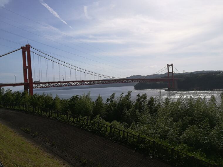 平戸から出る前に平戸大橋も鑑賞します 赤色が見事な橋です